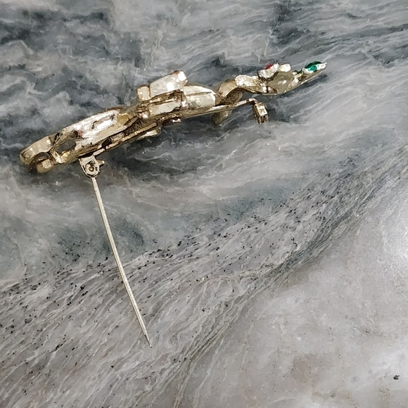 Reindeer mistletoe brooch - Picture 3 of 9